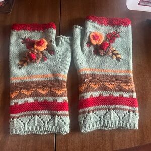 Knitted Fingerless Gloves With floral Embroidery NWOT
Boho